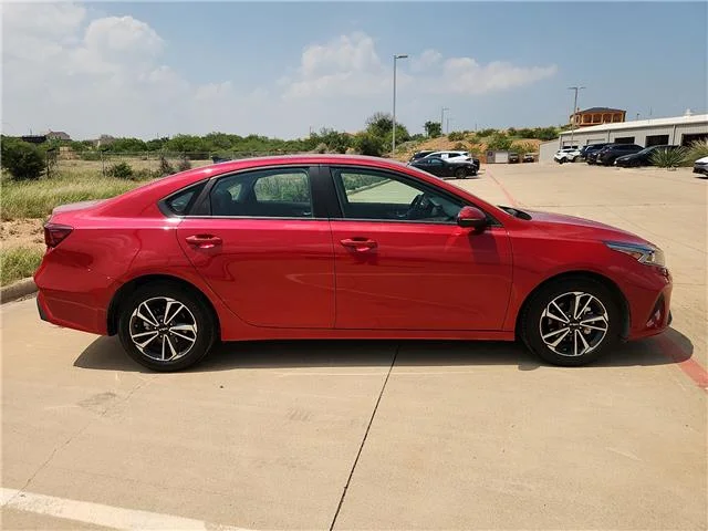 Used 2024 Currant Red KIA LXS (IVT) image 5
