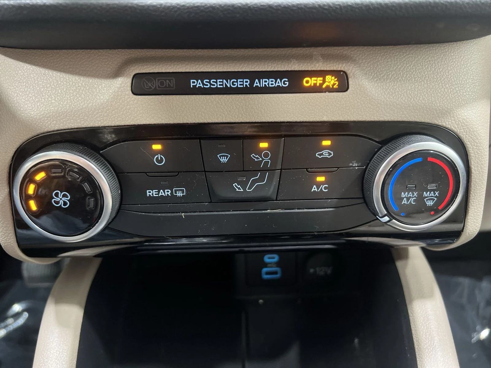 Used 2022 White Ford SE image 18