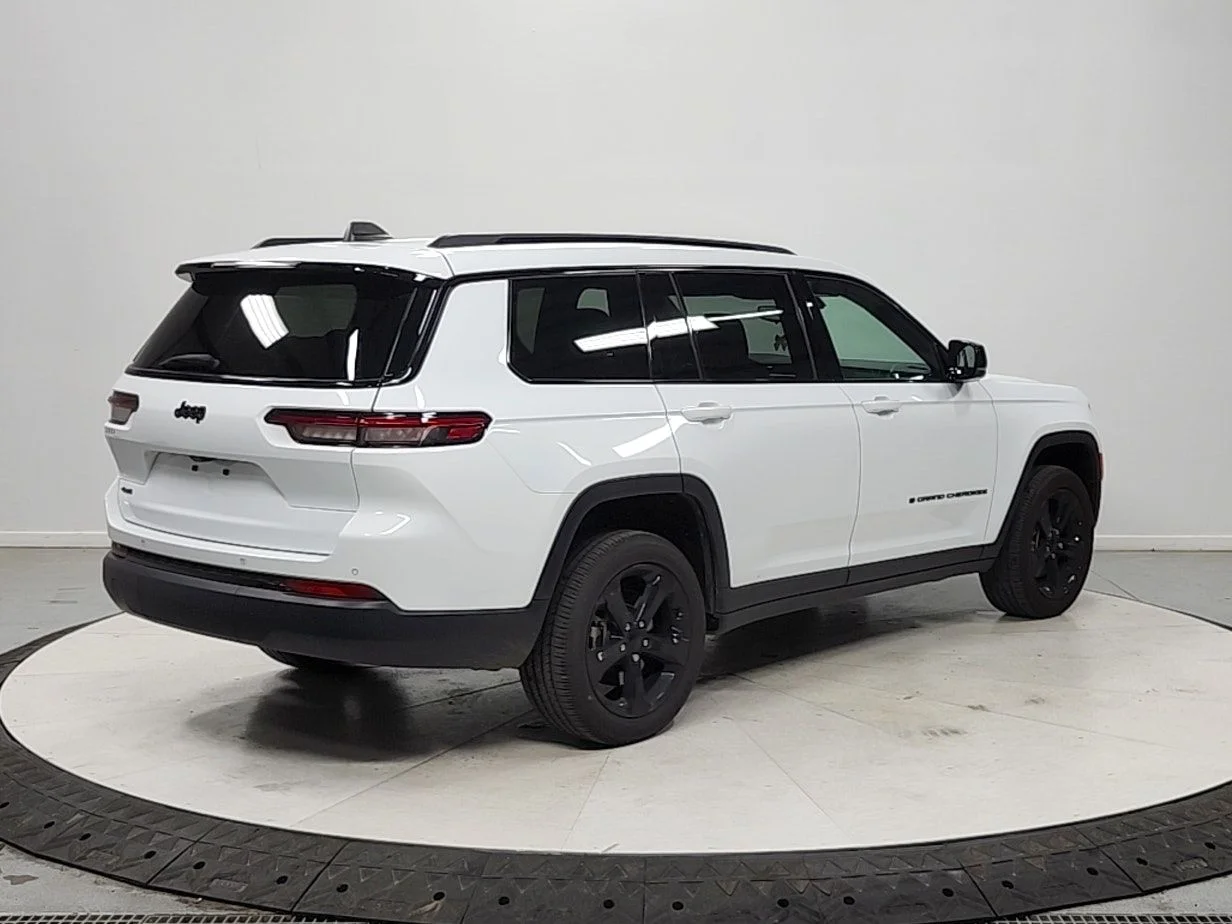 Used 2024 White Jeep Altitude image 7
