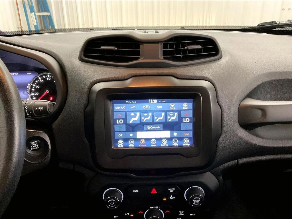 Used 2021 White Jeep Latitude image 35