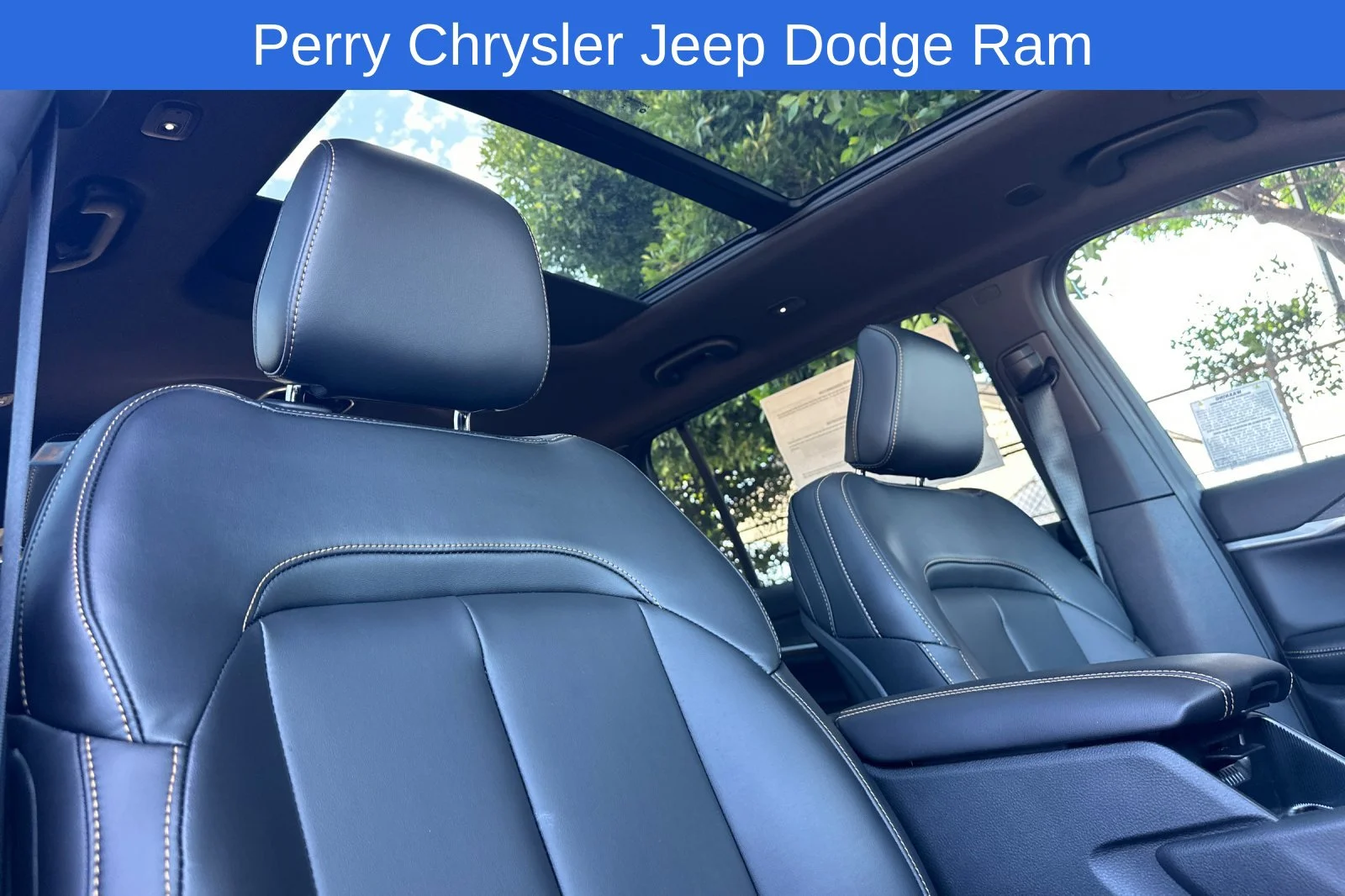 New 2026 Diamond Black Crystal Pearl-Coat Exterior Paint Jeep Limited image 14