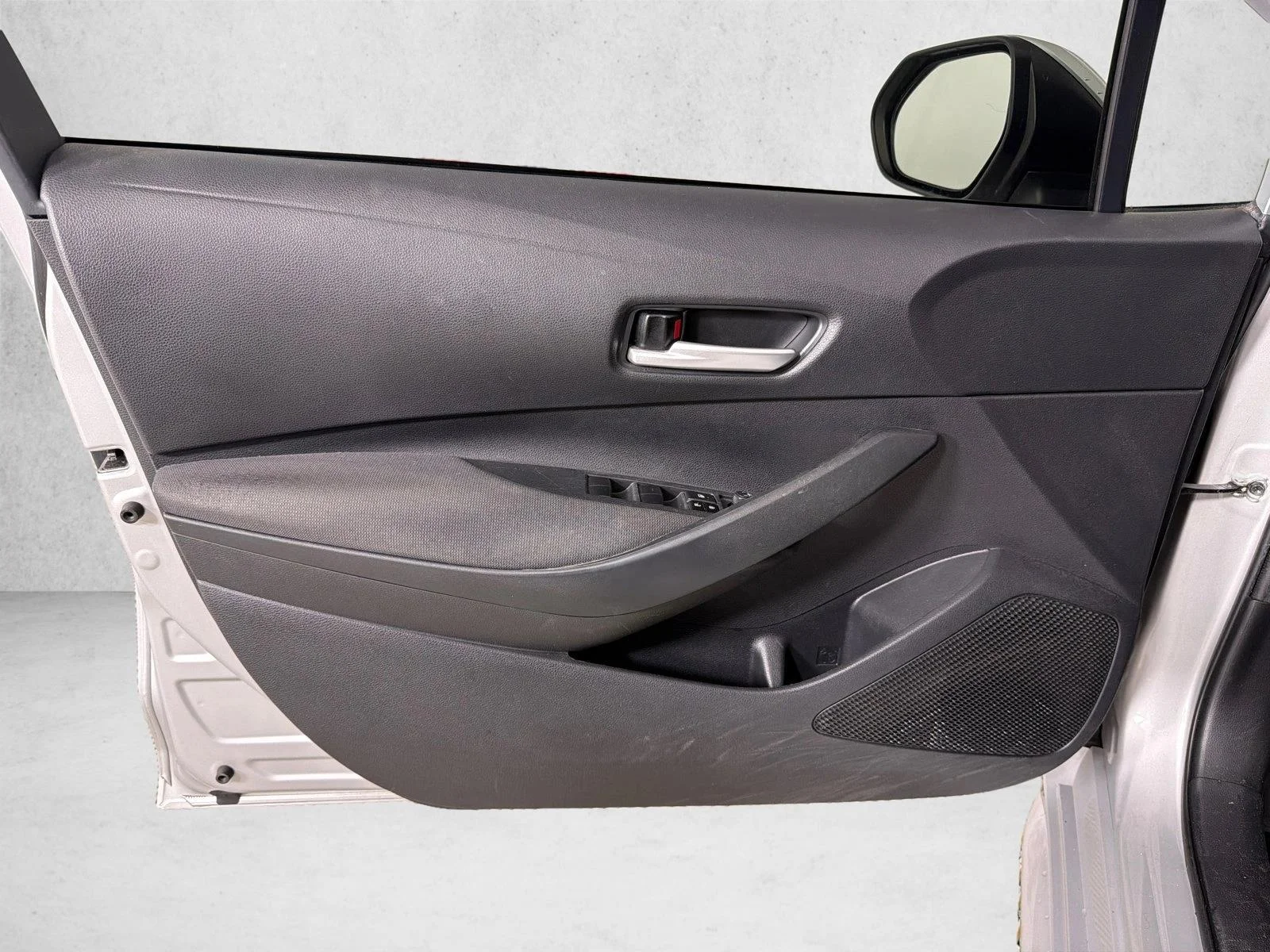 Used 2020 White Toyota LE image 10