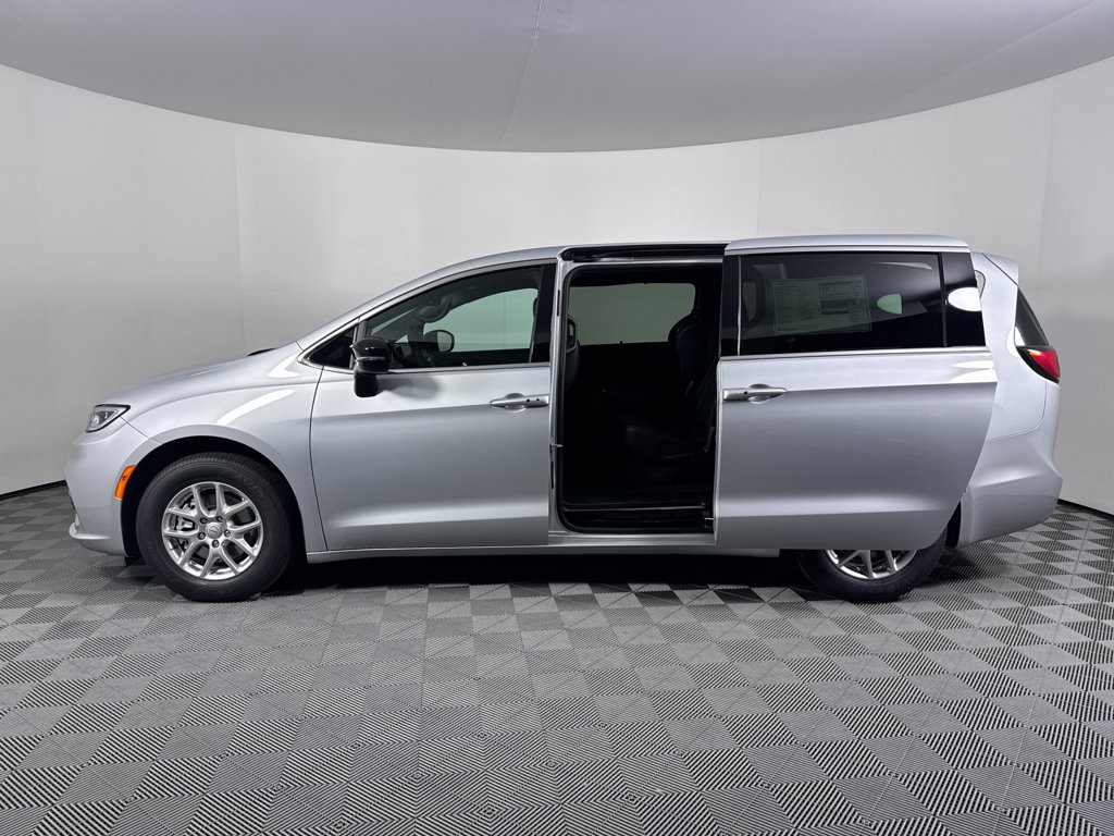 2026 Chrysler Pacifica Select - Photo 13