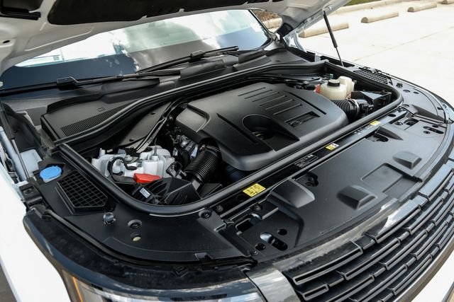 Used 2025 White Land Rover SE image 59