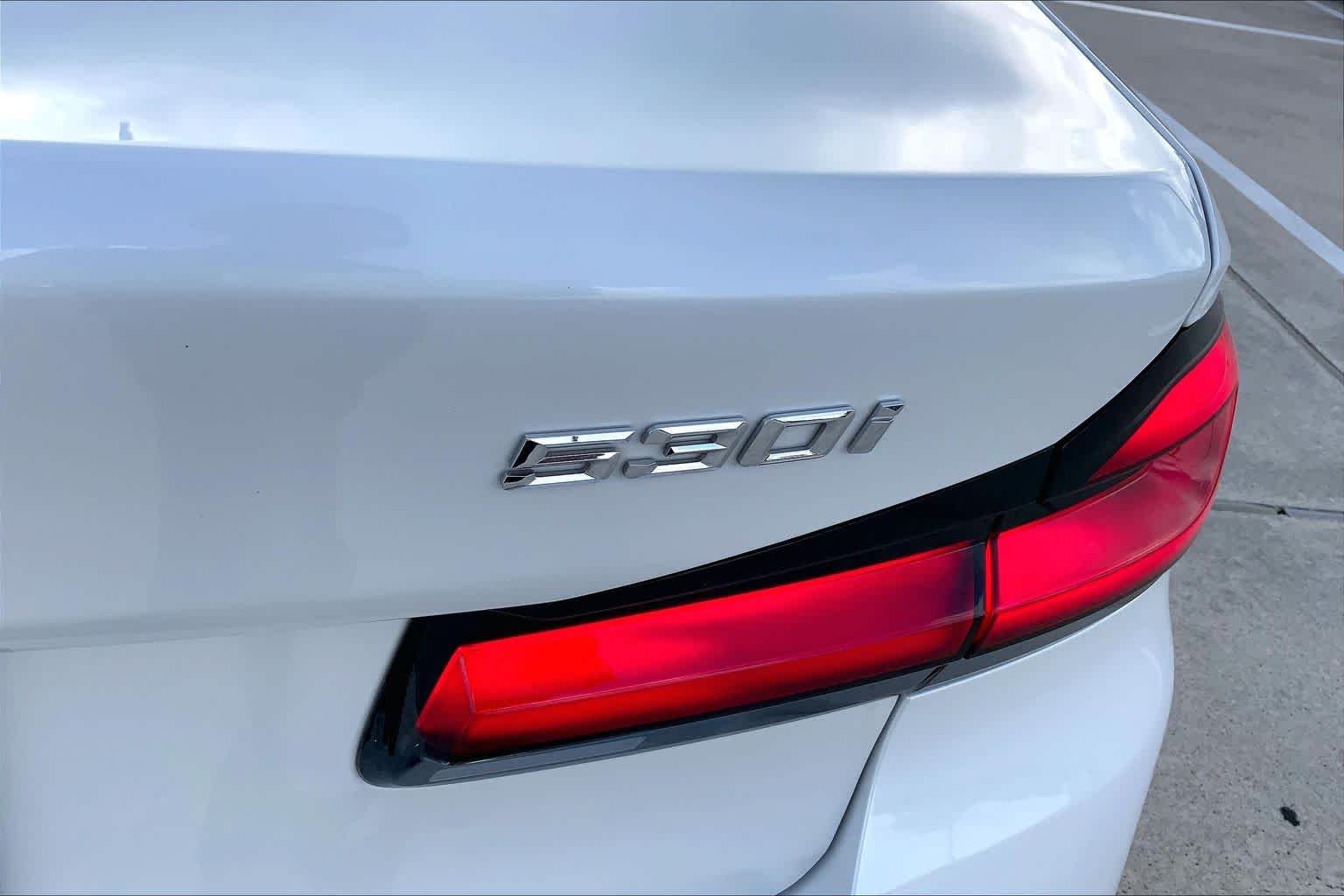 Used 2022 Alpine White BMW 530i xDrive image 10