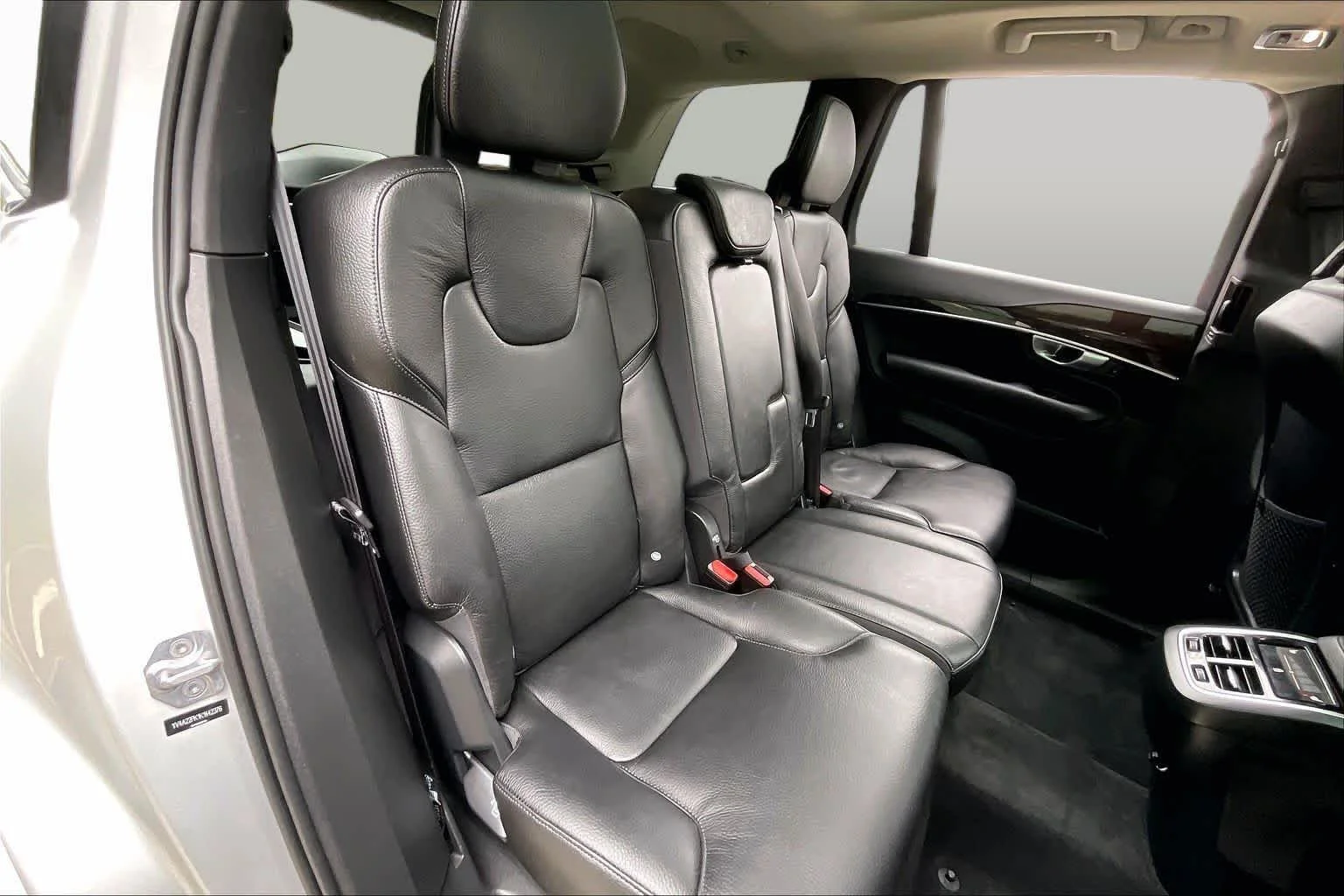 Used 2019 Bright Silver Metallic Volvo Momentum image 19