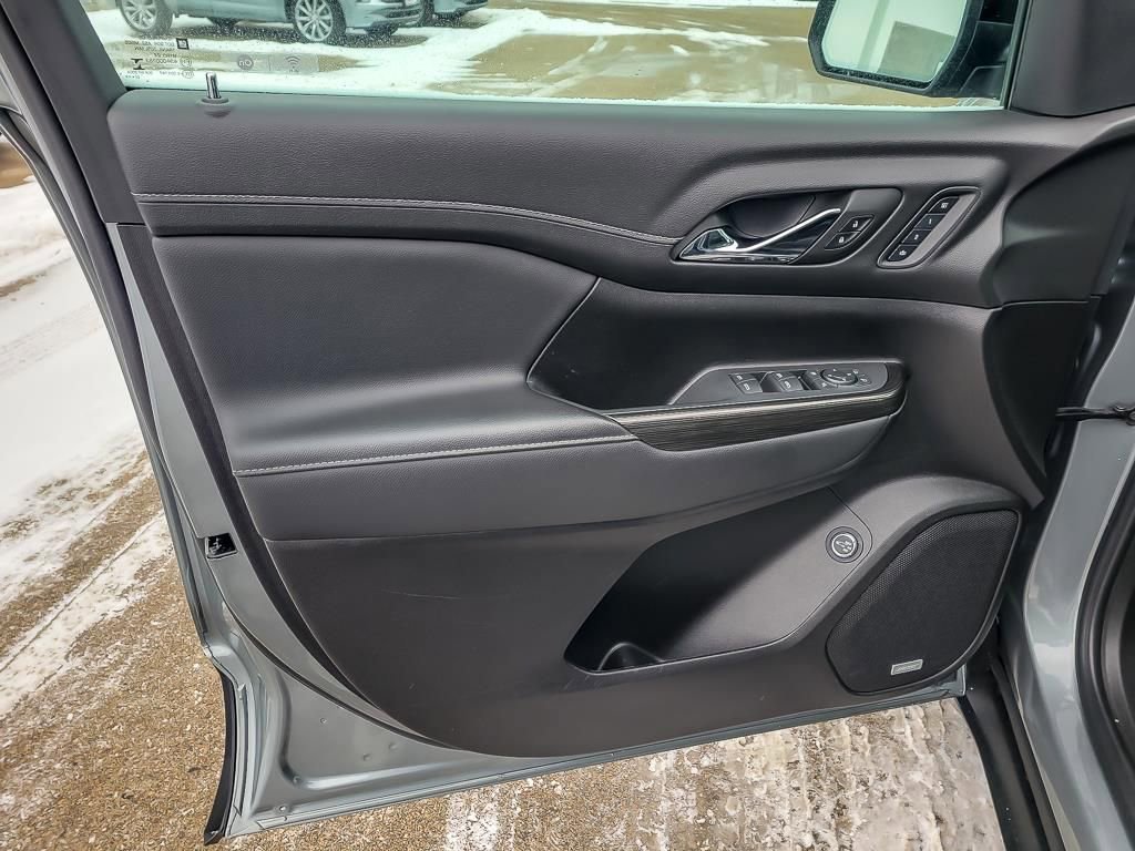 2023 GMC ACADIA - Image 18