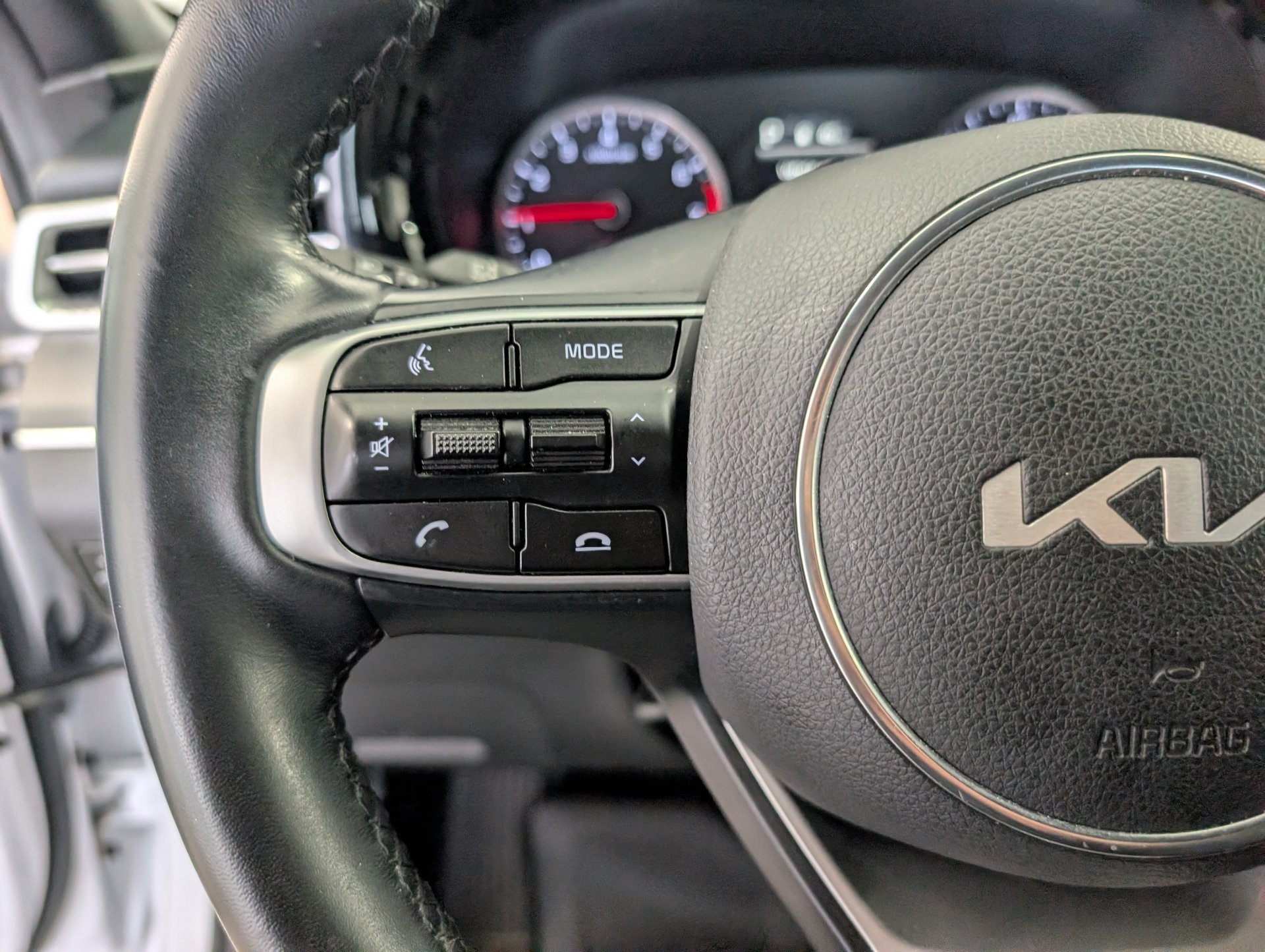 Used 2024 White Kia GT-Line image 13