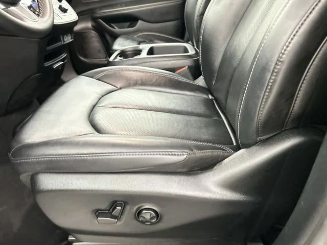 Used 2025 Black Chrysler Select image 23