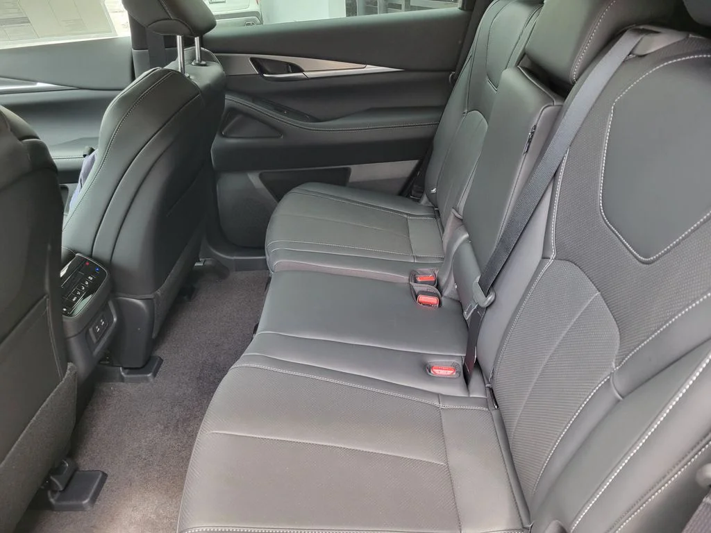 New 2027 RADIANT WHITE INFINITI Pure AWD image 10