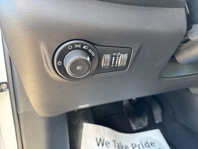 New 2026 Bright White Clear-Coat Exterior Paint Jeep Latitude image 16