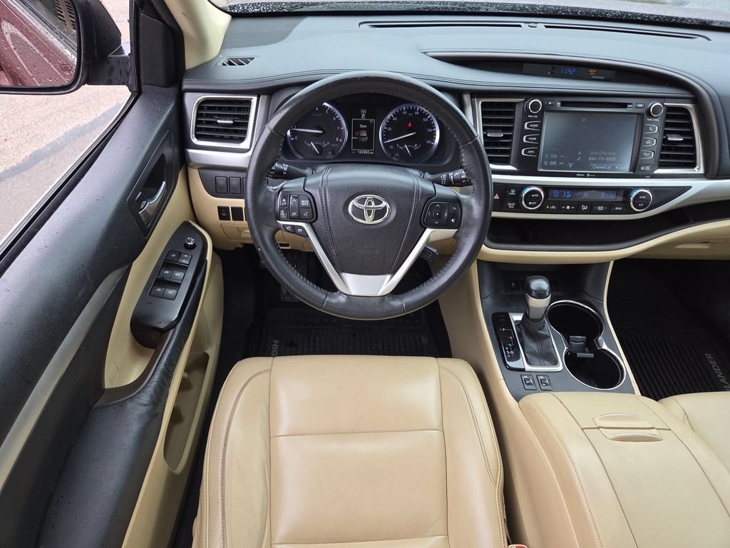 Used 2015 Ooh La La Rouge Mica Toyota XLE V6 image 4