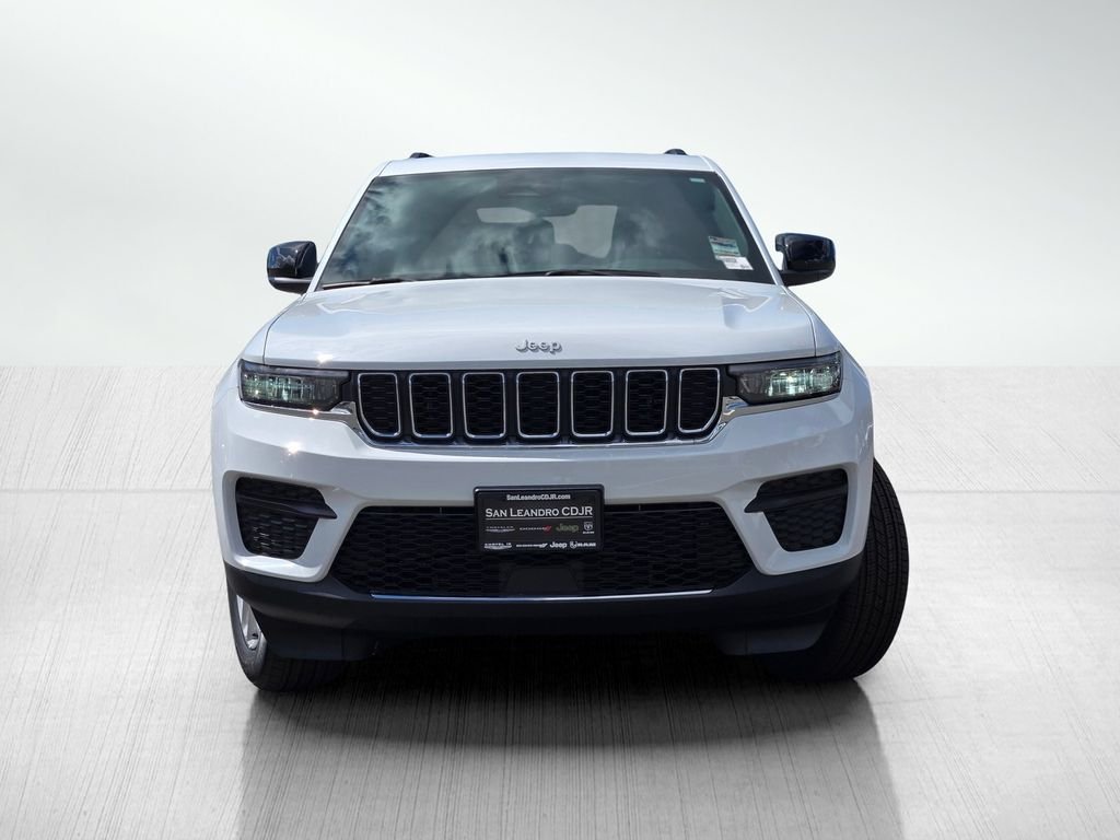 New 2026 Bright White Clear-Coat Exterior Paint Jeep Laredo image 2