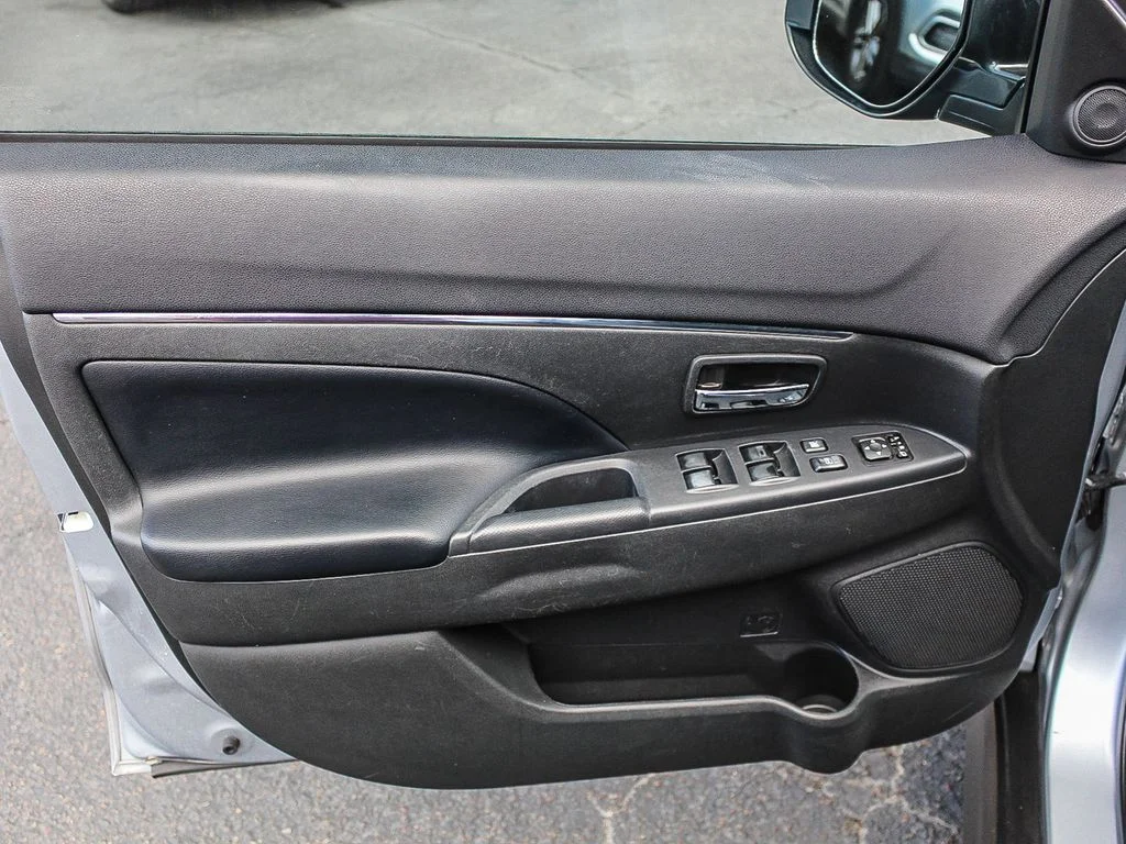 Used 2017  Mitsubishi SEL image 22