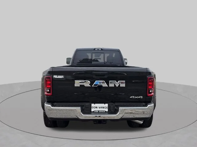 New 2026 Diamond Black Crystal Pearl-Coat Exterior Paint RAM Tradesman image 4