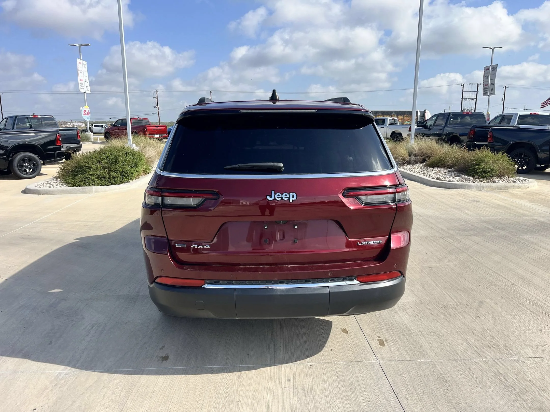 Used 2022 Red Jeep Laredo image 4