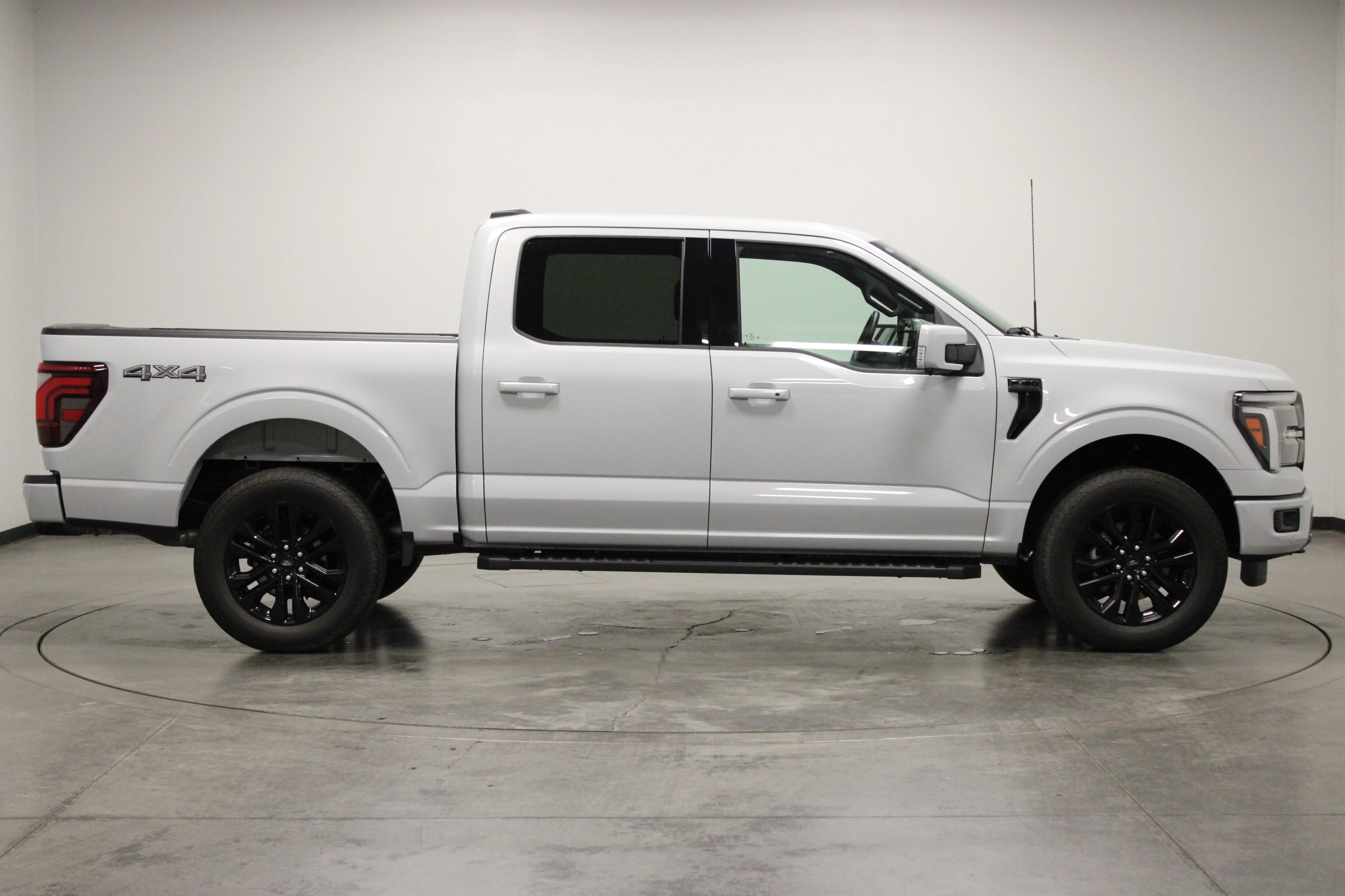 Used 2025 Space White Metallic Ford LARIAT image 10