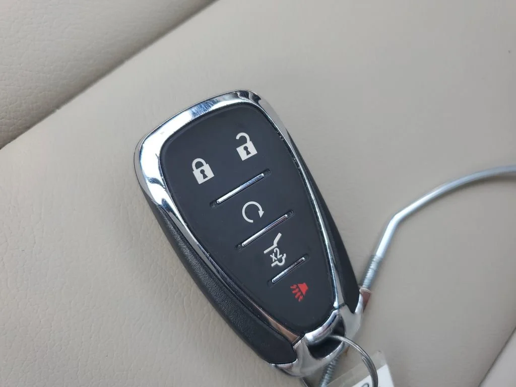 Used 2023 Silver Sage Metallic Chevrolet LT Leather image 29