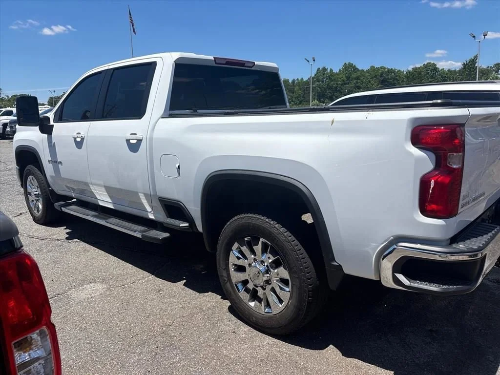 Used 2024 Summit White Chevrolet LT image 14