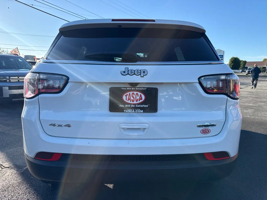 Used 2024 White Jeep Latitude image 6
