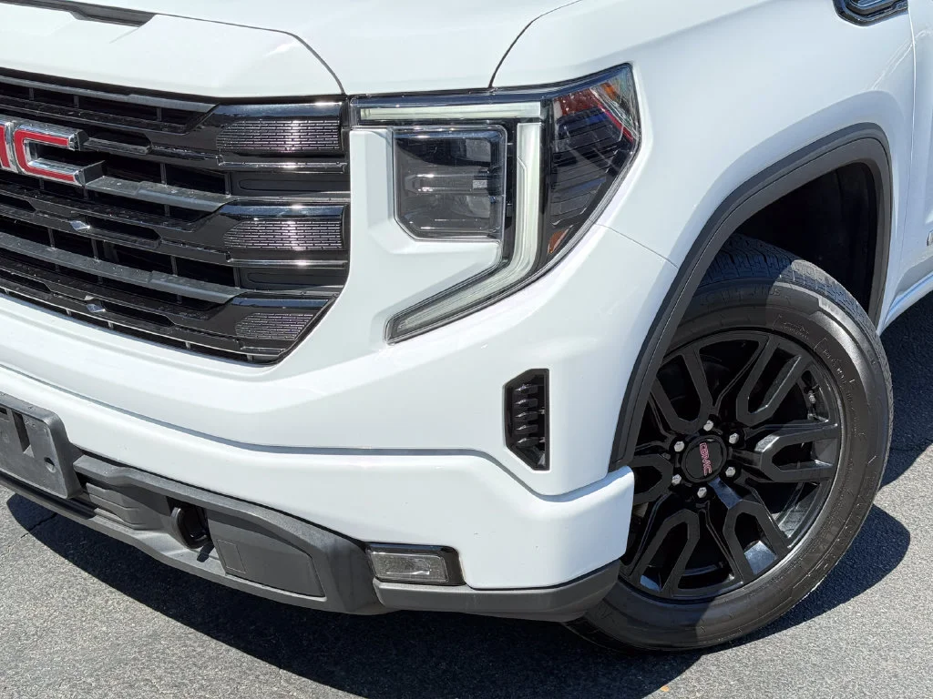 Used 2023 SUMMIT WHITE GMC Elevation image 3