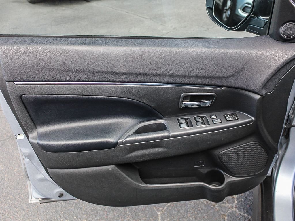Used 2017  Mitsubishi SEL image 22