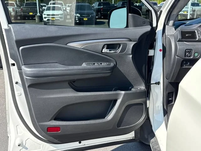 Used 2019 White Diamond Pearl Honda EX image 16