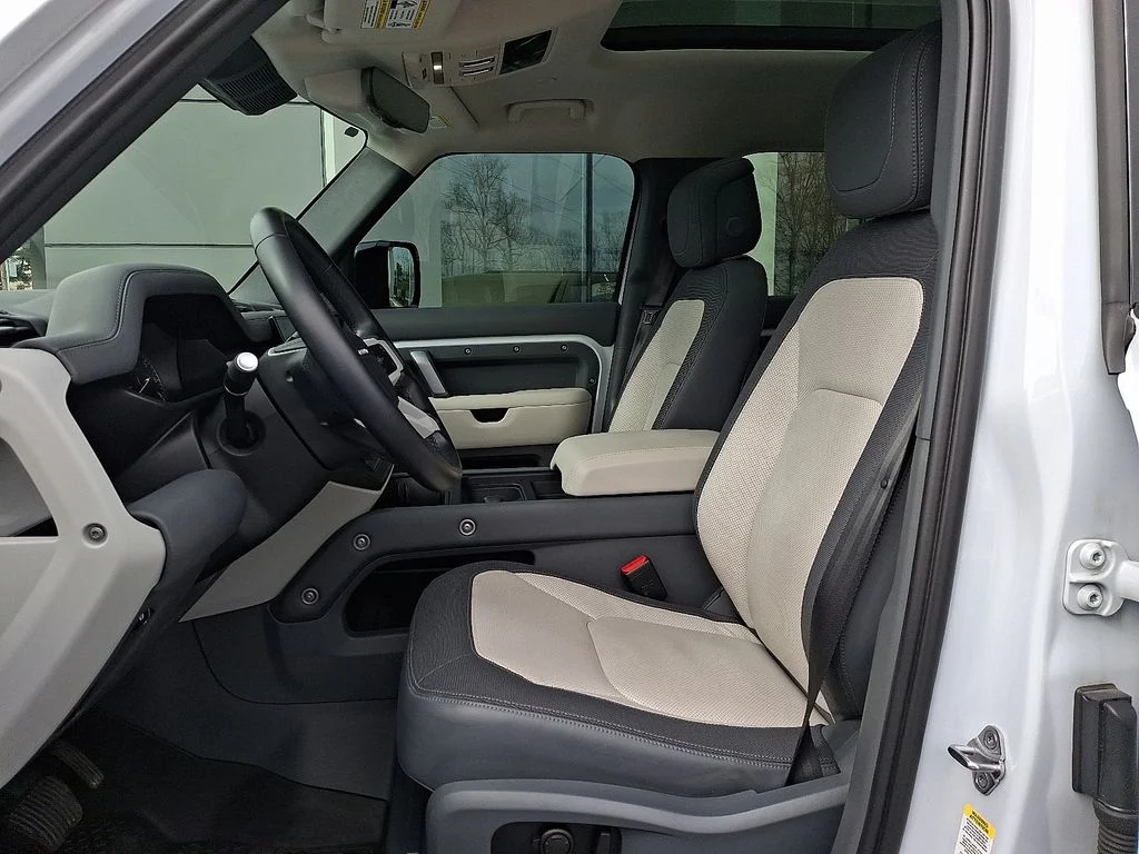 Certified Used 2023  Land Rover X-Dynamic SE image 13