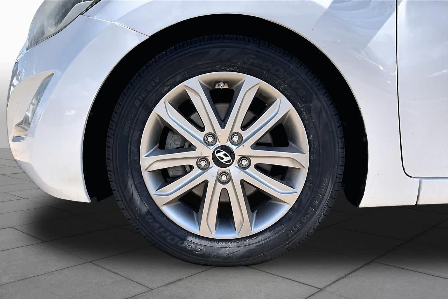 Used 2015 Quartz White Pearl Hyundai SE image 11