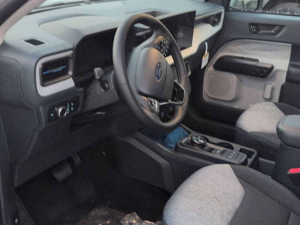 New 2025 Oxford White Ford XLT image 7