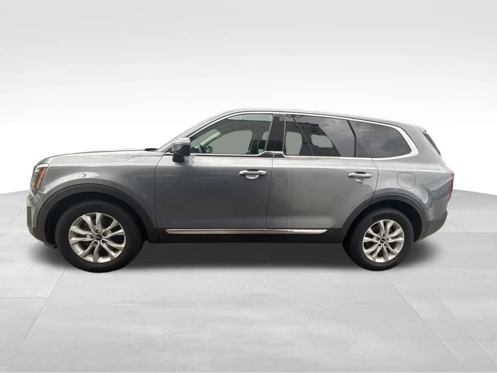 Used 2022 Silver Kia LX image 3