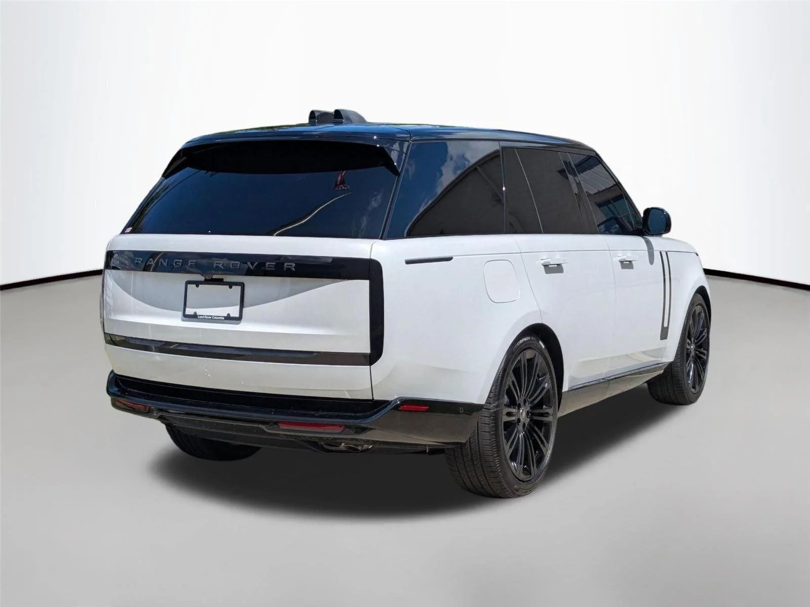Used 2025  Land Rover SE image 5