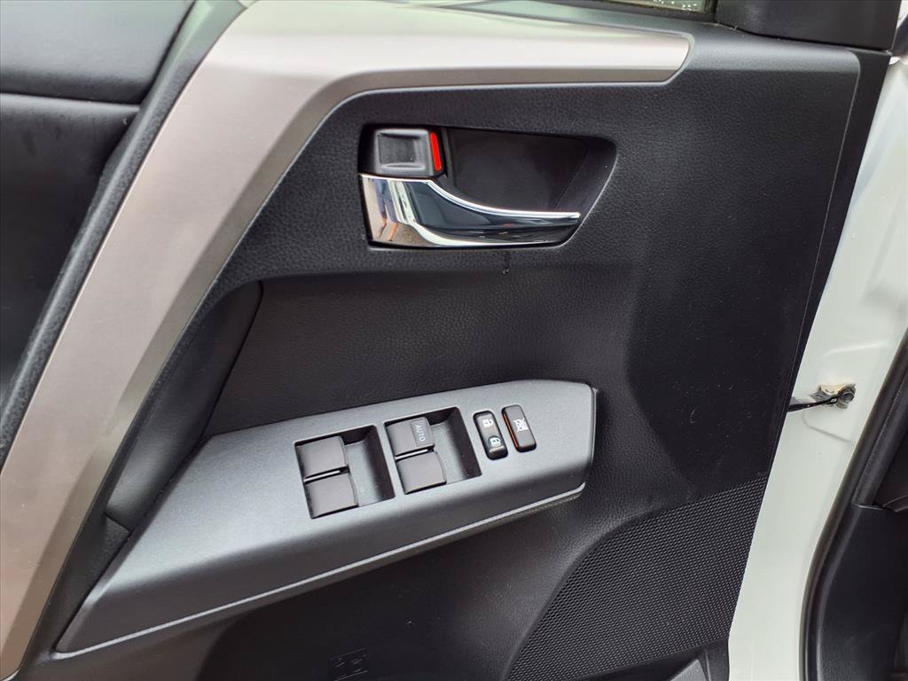Used 2018 White Toyota XLE image 14