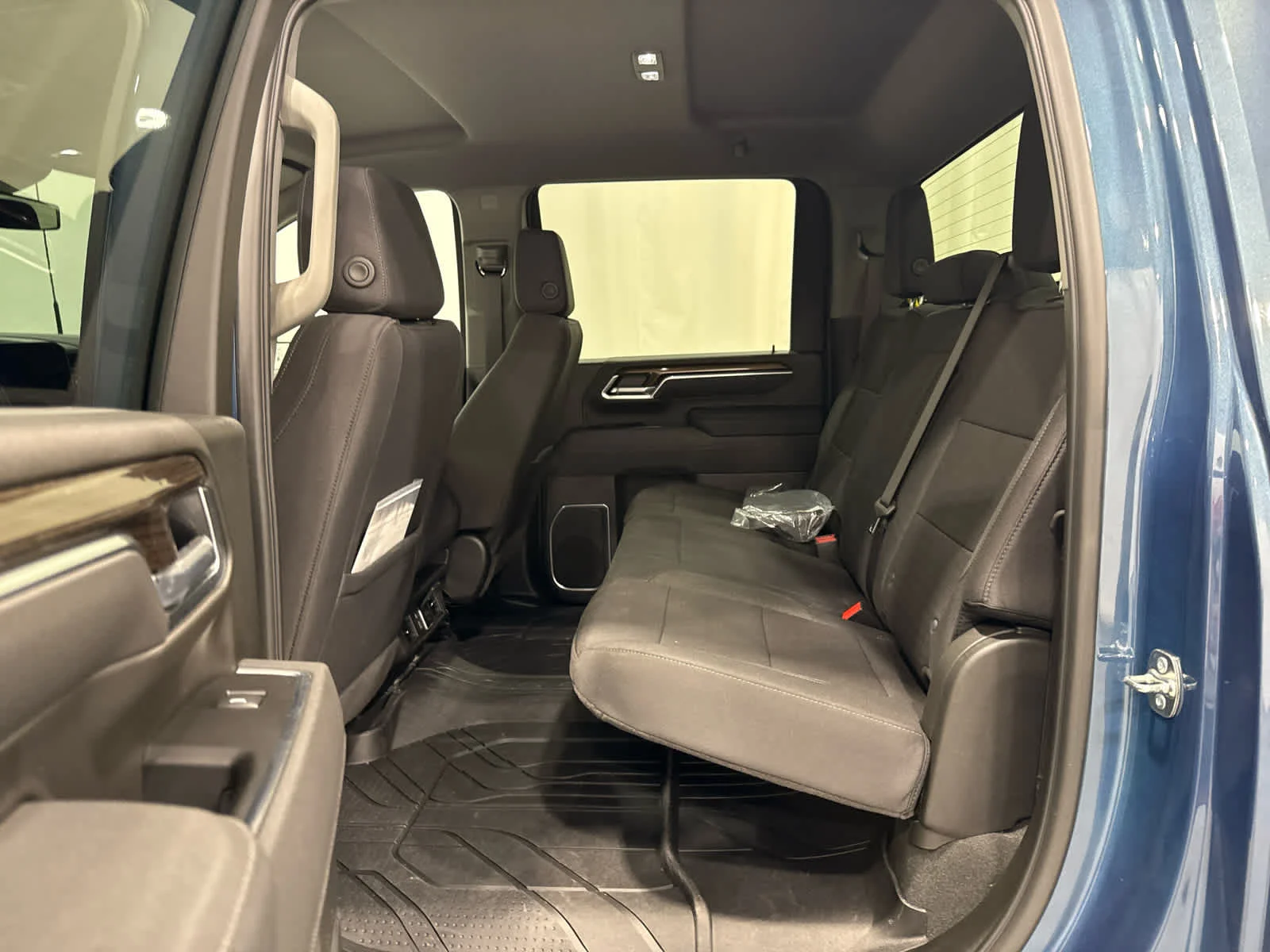 Used 2026 Lakeshore Blue Metallic Chevrolet LT image 12