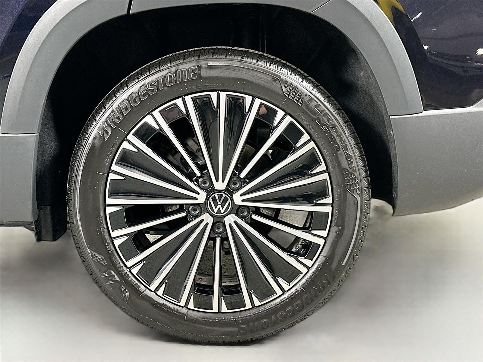New 2026 Deep Black Pearl Volkswagen SE image 28
