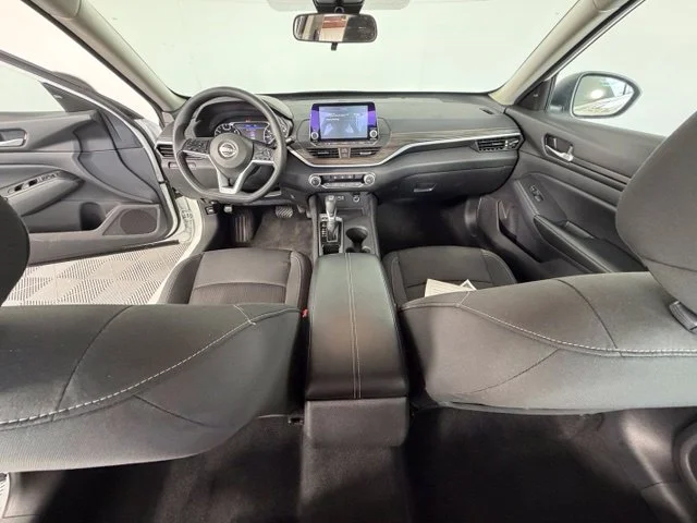 Used 2025 White Nissan 2.5 SV image 13