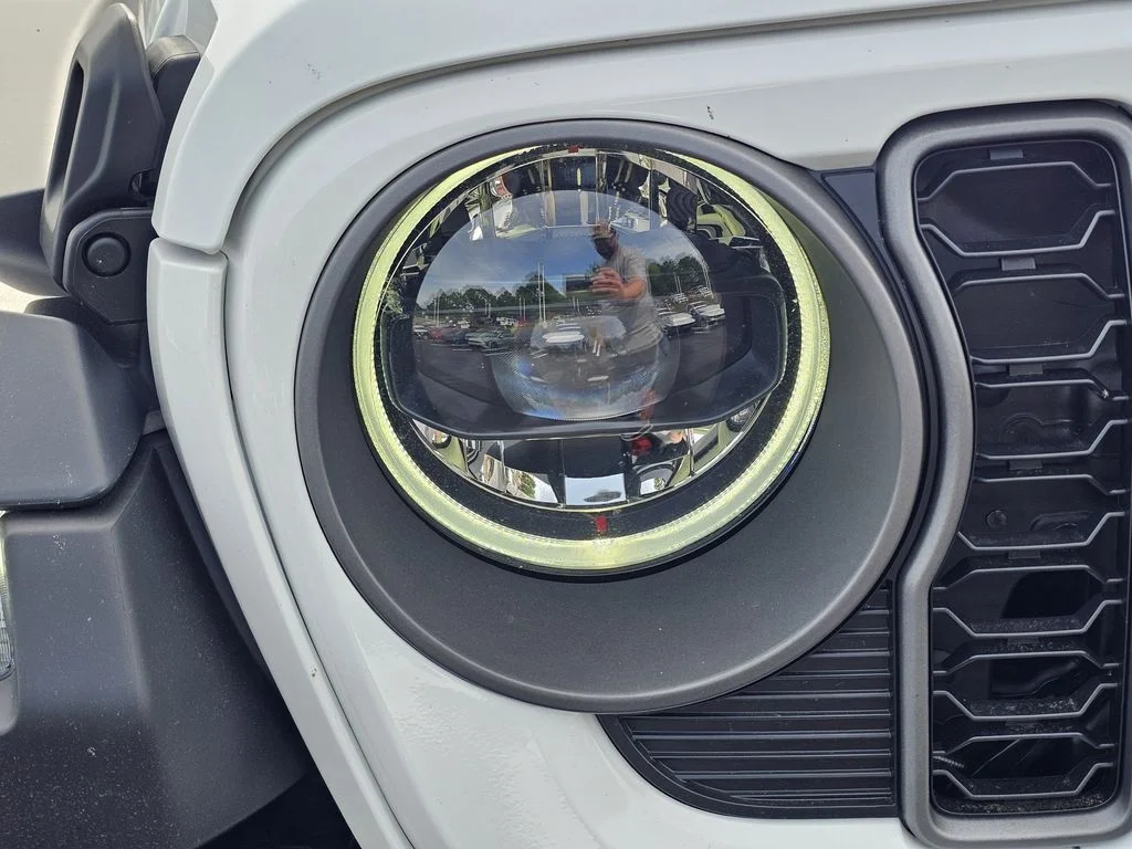 New 2026 Bright White Clear-Coat Exterior Paint Jeep Mojave image 4