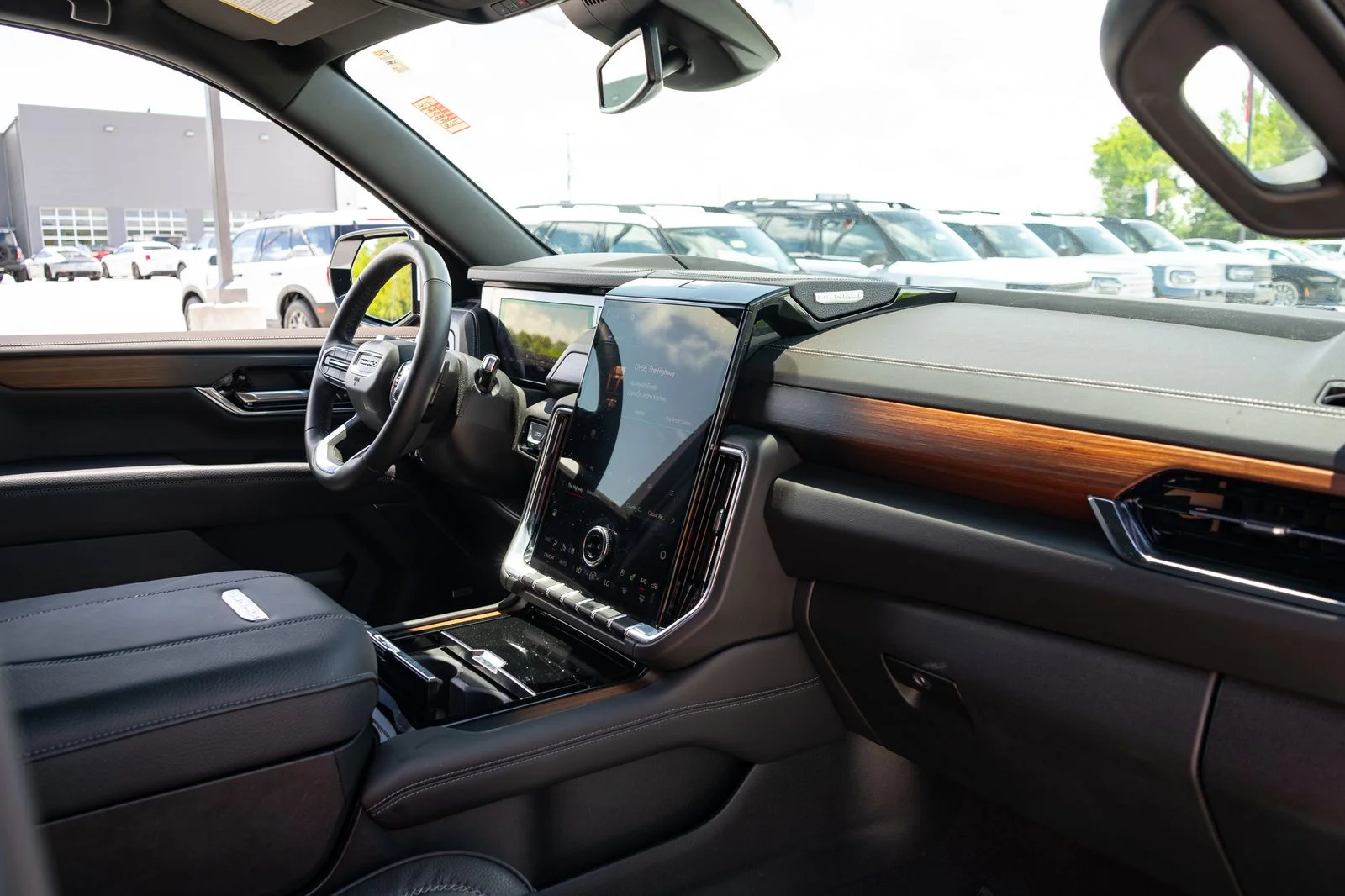 Used 2025 White GMC Denali image 22