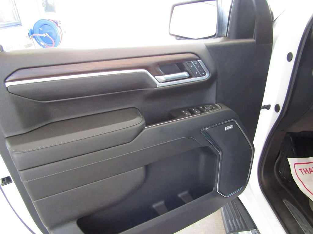 Used 2024 White GMC SLT image 29
