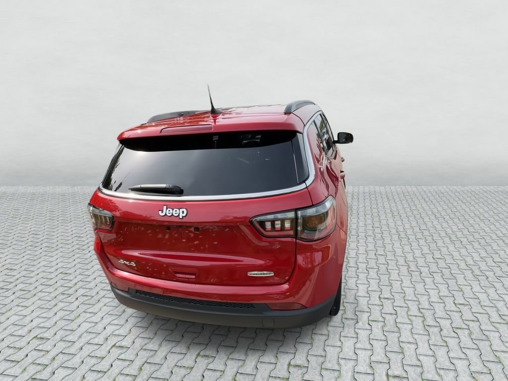 Used 2024  Jeep Latitude image 7
