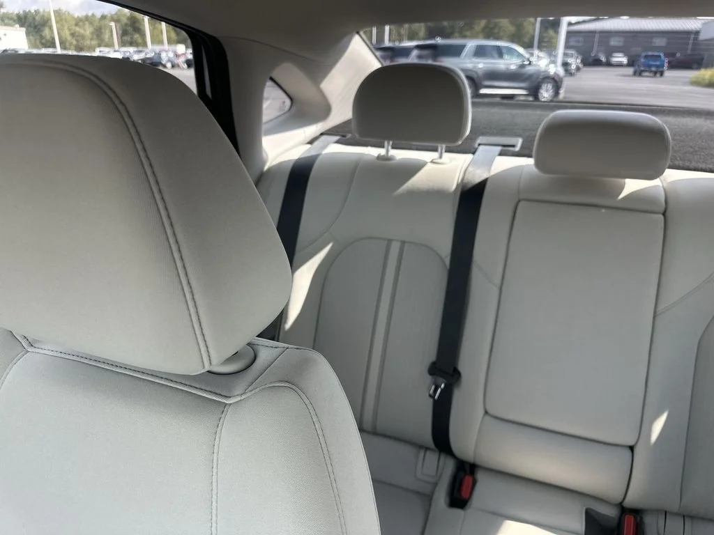 Used 2024 White Hyundai SEL image 12