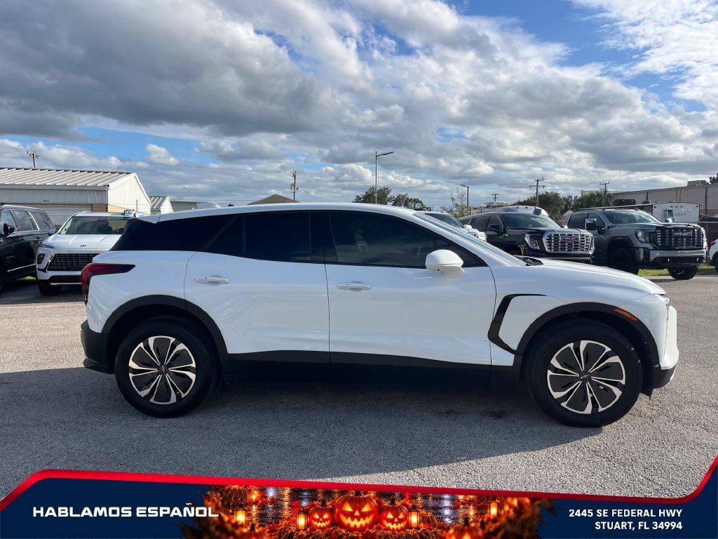 Used 2025 Summit White Chevrolet LT image 8