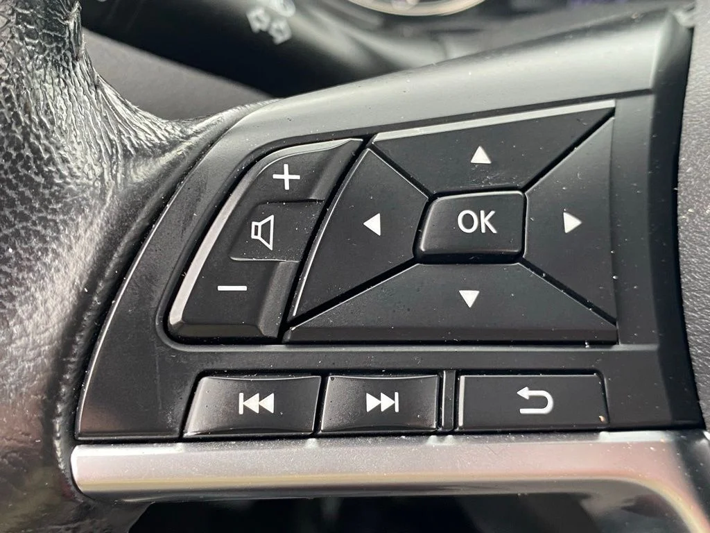 Used 2019 White Nissan S image 28