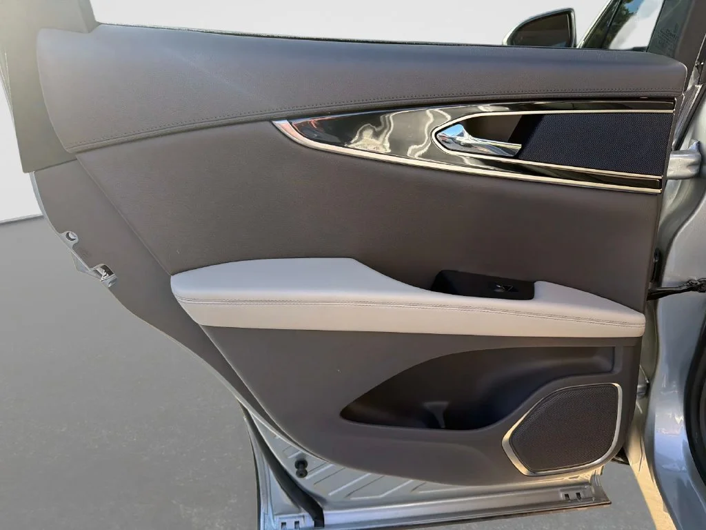 Used 2023 Silver Lincoln Standard image 13
