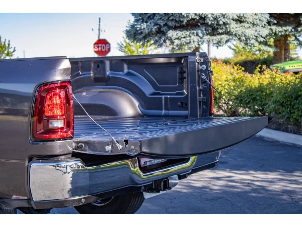 New 2026 Granite Crystal Metallic Clearcoat Ram Tradesman image 10