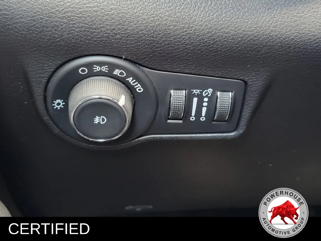 Used 2024 White Jeep Latitude image 27