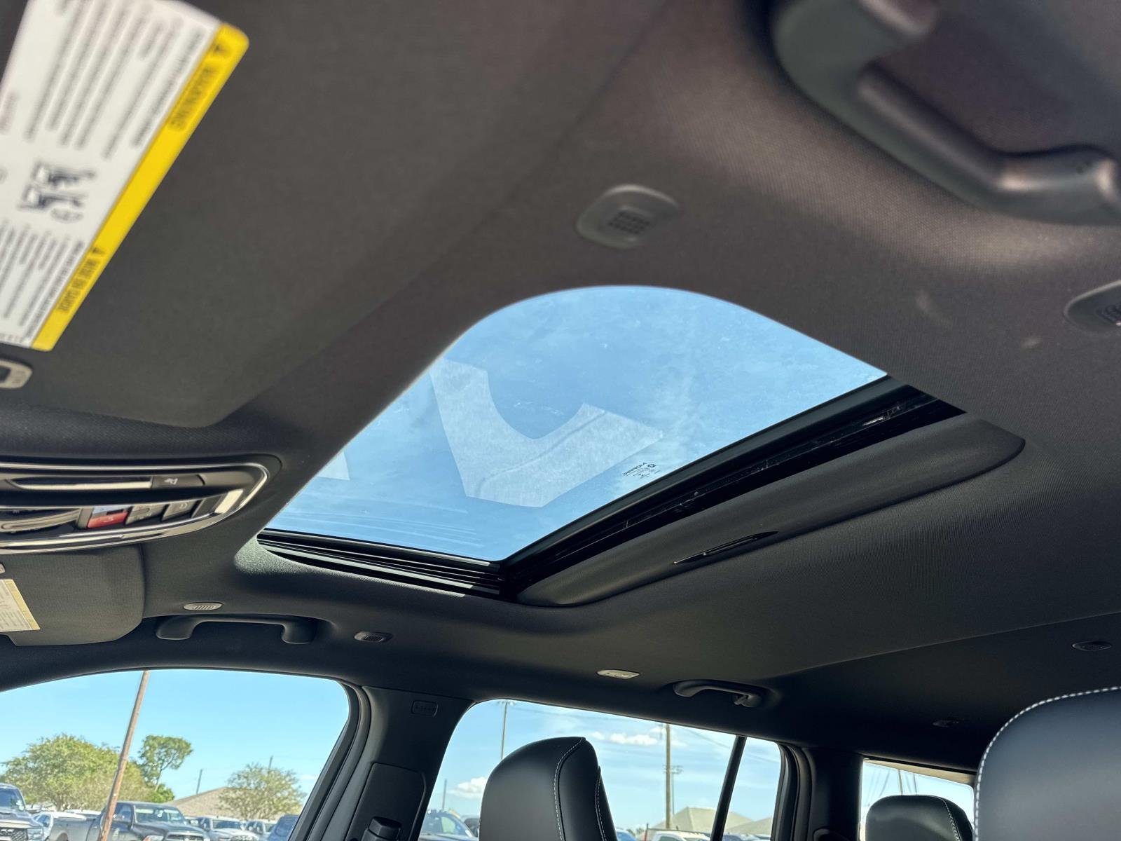 New 2026 Bright White Clear-Coat Exterior Paint Jeep Laredo Altitude image 10
