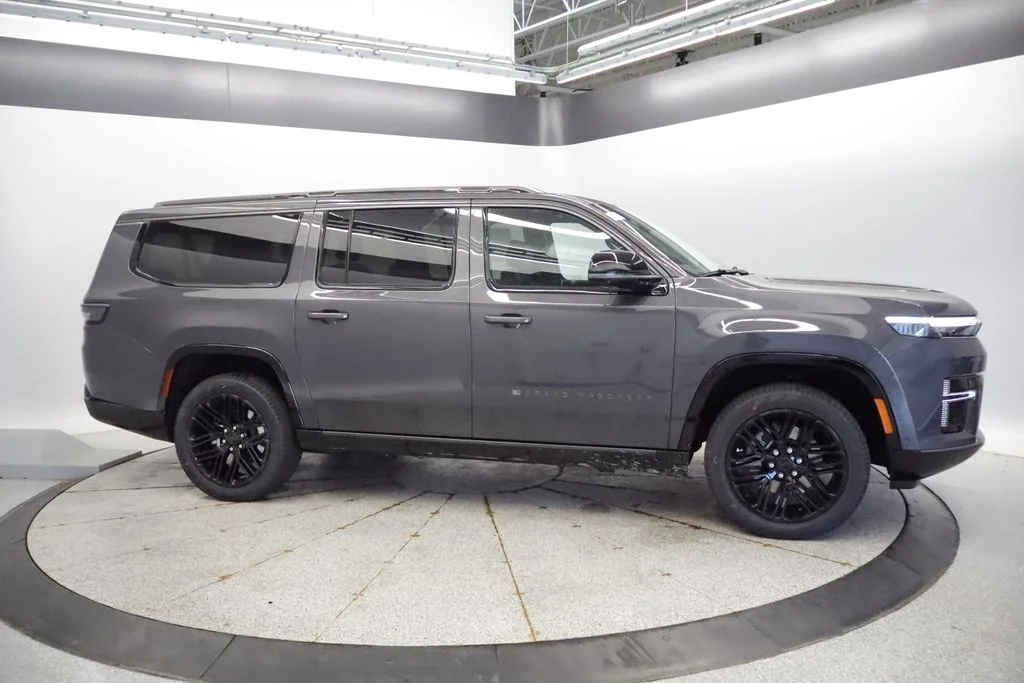 New 2026 Baltic-Gray Metallic Clear-Coat Exterior Paint Jeep Limited Reserve image 43