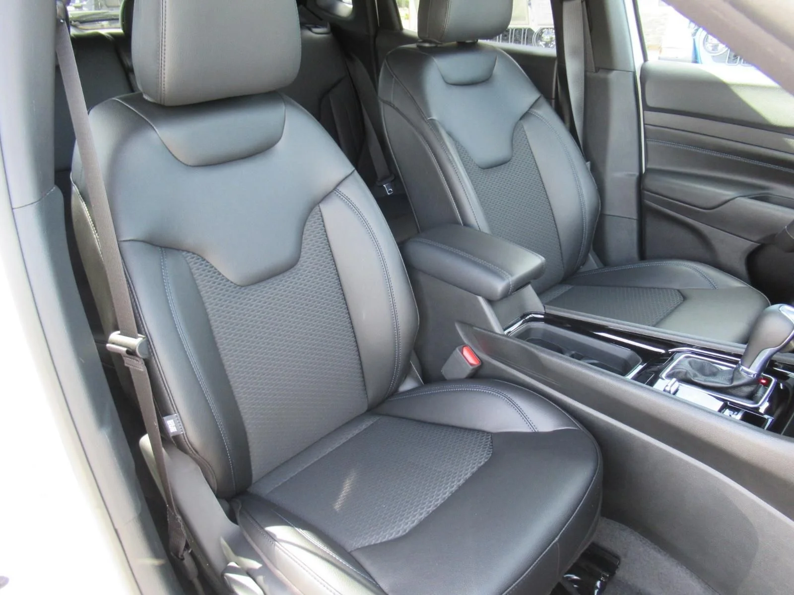 New 2026 Bright White Clearcoat Jeep Latitude Altitude image 9