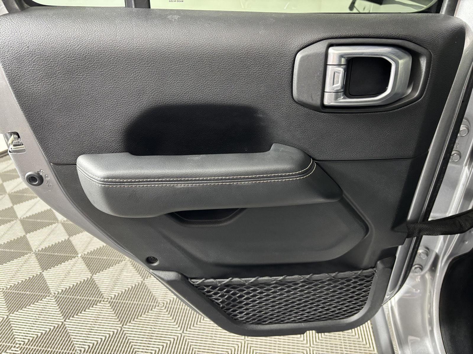 Used 2020 Billet Silver Metallic Jeep Sahara image 15